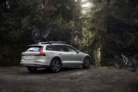 VIDEO & FOTO Volvo lansează noul V60 Cross Country, versiunea modernă a primului break off-road