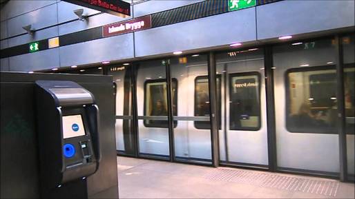 Avocatul Poporului s-a sesizat cu privire la instalarea panourilor de siguranță în stațiile de metrou. Metrorex anunță că se fac studii pentru lucrarea respectivă și susține că circulația se desfășoară în siguranță