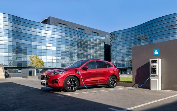 FOTO Ford Kuga, o nouă generație, cu un design mai lipsit de personalitate, dar cu motor hibrid