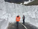 VIDEO Drumarii au început să curețe zăpada de pe Transfăgărășan. Stratul de zăpadă are în unele locuri peste șapte metri