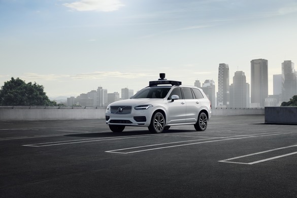 FOTO Volvo și Uber au prezentat noul model de vehicul autonom. Uber va testa livrarea de mâncare cu drona 