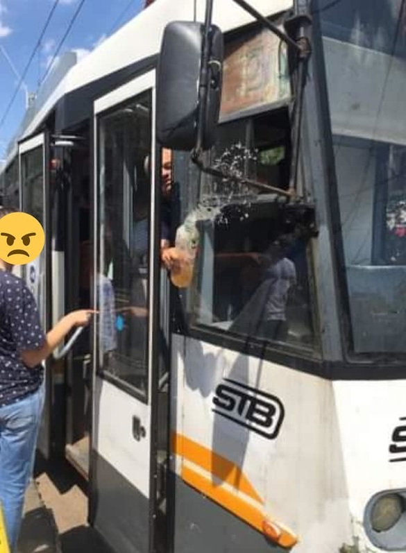 FOTO Un vatman de la STB a aruncat cu suc într-un călător care îi reproșase că nu pornește ventilația 