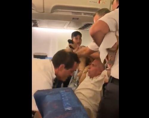 VIDEO Megascandal în avion Tarom, o familie evacuată. Și o atitudine: "Nu pune mâna că îți sparg dinții!"