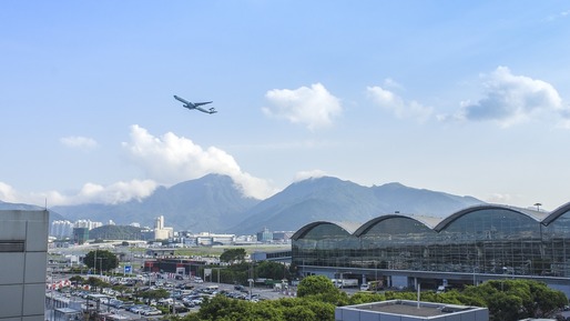 Peste 100 de zboruri din Hong Kong au fost anulate. Haos și la metrou