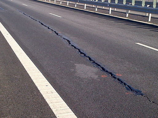 CNAIR a ridicat restricțiile de pe A1, Sibiu - Sebeș, după ce a făcut măsurători. Au apărut fisuri, iar asfaltul se surpă din nou