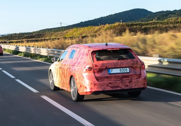 FOTO Noi fotografii cu Skoda Octavia camuflată. Modelul ceh va avea motoare plug-in hibrid și mild-hibrid