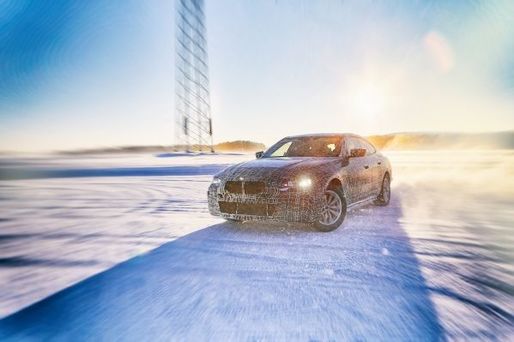 FOTO BMW a publicat primele detalii și imagini cu viitorul model electric I4, camuflat, alături de iX3