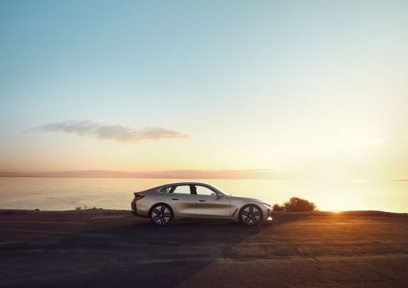 FOTO BMW prezintă Concept i4 și lansează un nou logo ce va fi folosit pe mașini