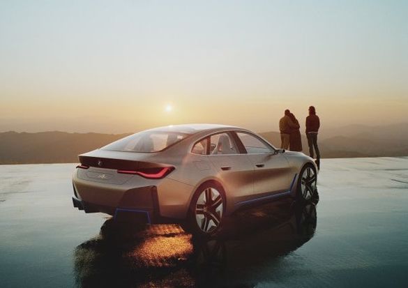 FOTO BMW prezintă Concept i4 și lansează un nou logo ce va fi folosit pe mașini