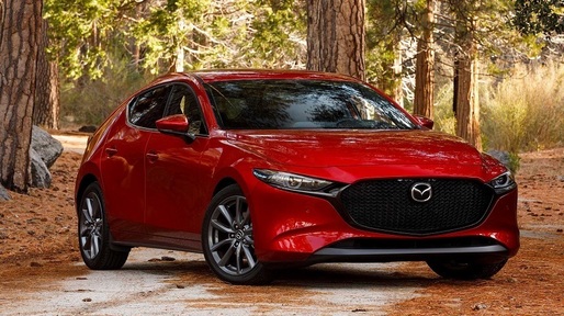 Rechemare pentru Mazda 3 și CX-30: mașinile pot frâna brusc în trafic, riscând tamponări din spate