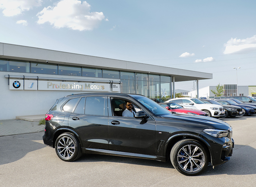 BMW România spune că livrează mașini direct acasă. La nevoie, le duce și în service, cu platforma, unde le dezinfectează