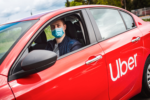 FOTO Uber va cere, inclusiv în România, șoferilor și curierilor să poarte măști faciale. Panouri separatoare în mașini