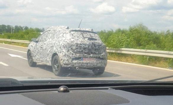EXCLUSIV FOTO Dacia Sandero, rulând din nou în camuflaj pe șoselele din România