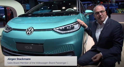 Volkswagen continuă schimbările la vârf: șeful vânzărilor, Jurgen Stackmann, omul care iese în față la fiecare lansare de model, este următorul pe listă. „Vă amintiți problema Diesel. Da, am dat-o în bară. Rău.”