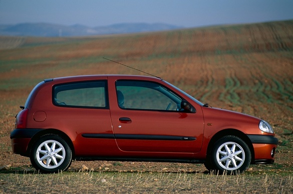 FOTO Renault Clio, mașina de care se leagă istoria Dacia Logan, a împlinit 30 de ani