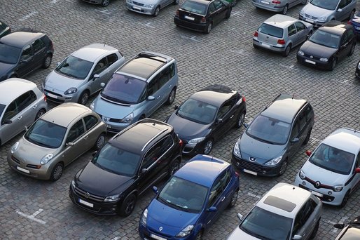 Parcările publice dispun de aproximativ 1,2 milioane de locuri pentru 7 milioane de autovehicule. Cele mai multe sunt în București, Cluj-Napoca și Oradea