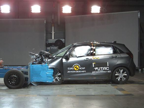 FOTO Mazda MX-30 și Honda Jazz, testate de EuroNCAP, pe noile proceduri mai severe