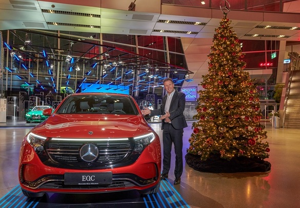 FOTO Campanie „Cumpărați local”: BMW și Mercedes-Benz își prezintă mașinile reciproc, în vitrinele din Munchen