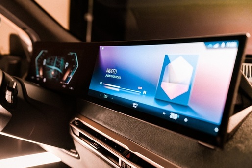 VIDEO & FOTO Războiul display-urilor auto: BMW își prezintă noul sistem de afișare iDrive, la CES