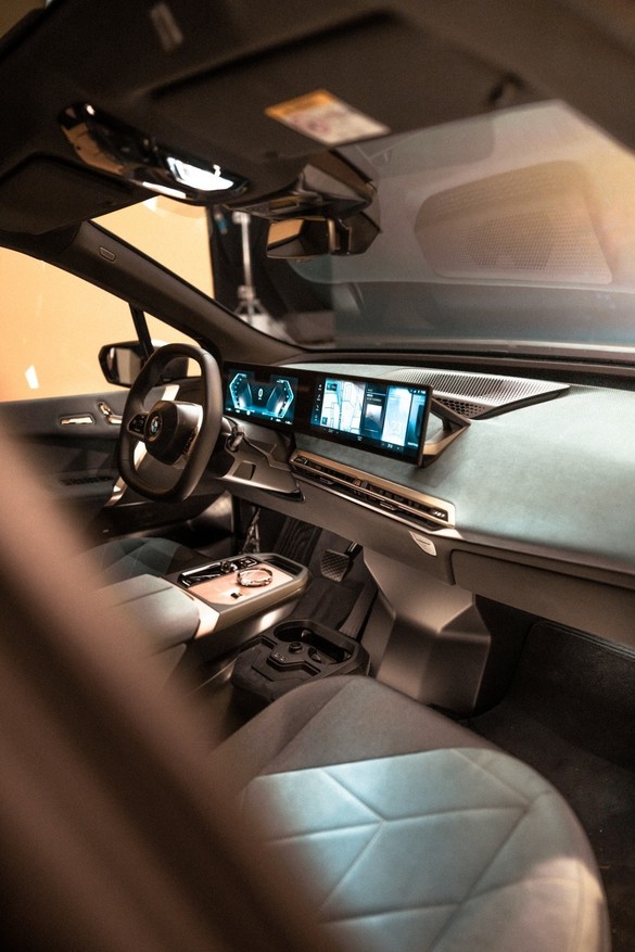 VIDEO & FOTO Războiul display-urilor auto: BMW își prezintă noul sistem de afișare iDrive, la CES