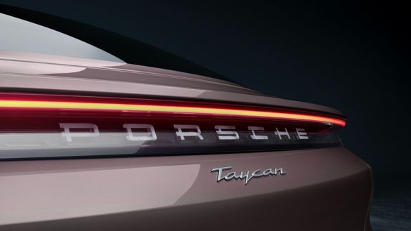 FOTO Porsche lansează cea mai ieftină versiune a lui Taycan