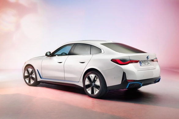 FOTO BMW a dezvăluit noul model electric i4