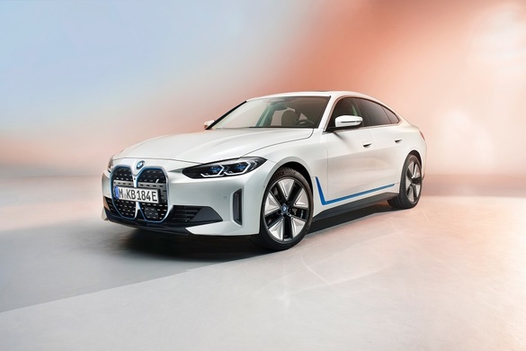 FOTO BMW a dezvăluit noul model electric i4