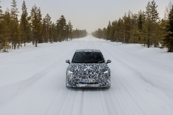 FOTO Primul automobil electric al mărcii Cupra, fotografiat sub camuflaj, la Polul Nord