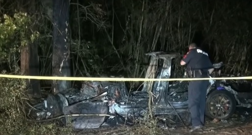 VIDEO SUA: Doi bărbați au murit în accidentul unei mașini Tesla. Poliția suspectează că vehiculul era pe pilot automat