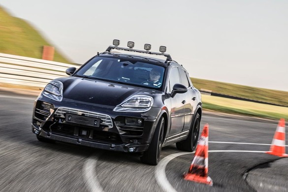 FOTO Primele imagini cu noua generație Porsche Macan, complet electric, camuflat