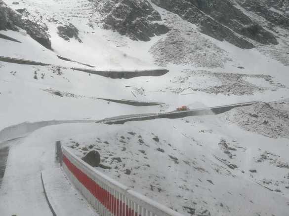 FOTO Drumarii acționează pentru deszăpezirea Transfăgărășanului, unde stratul de zăpadă variază între 2 și 6 metri 