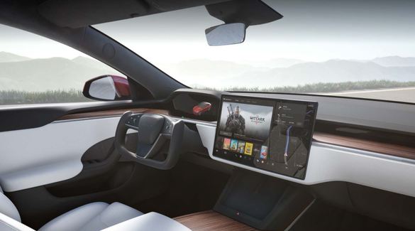 VIDEO & FOTO În locul unei noi generații, Tesla a lansat Model S Plaid, o versiune mai performantă a sedanului său vechi de 10 ani. 
