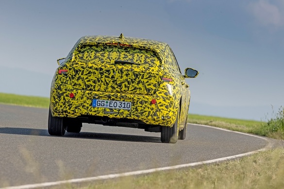 VIDEO & FOTO Primele imagini cu noul Opel Astra, sub camuflaj