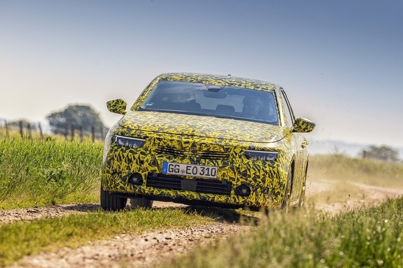 VIDEO & FOTO Primele imagini cu noul Opel Astra, sub camuflaj