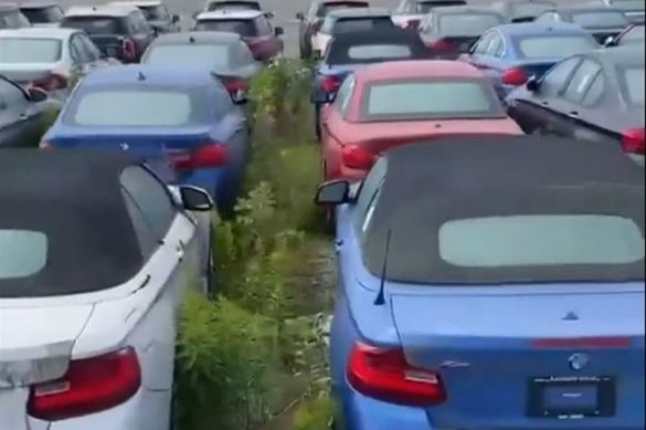 VIDEO 3000 de mașini BMW noi-nouțe, abandonate fără stăpân într-o parcare