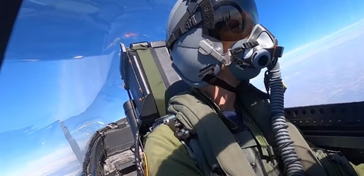 VIDEO Un avion de vânătoare canadian, într-o luptă aeriană simulată cu un F-16 românesc
