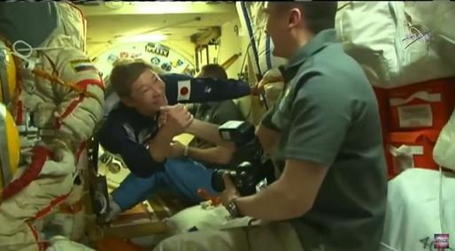 VIDEO Excentricul miliardar nipon Yusaku Maezawa și-a început șederea de 12 zile pe Stația Spațială Internațională. Pentru aventură a plătit în jur de 60 milioane dolari