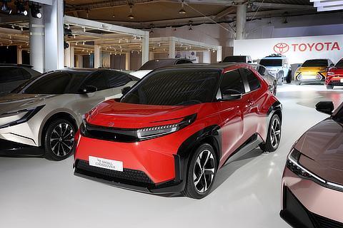 FOTO & VIDEO Toyota va invada piața auto cu 30 de automobile complet electrice. Primele 16, prezentate simultan la Tokyo