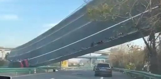 Un pod s-a prăbușit peste o autostradă în China