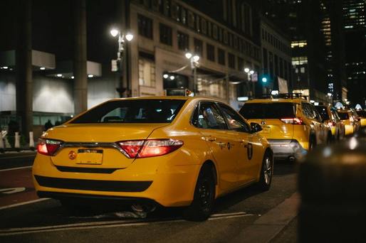 Decizie istorică: Uber va accepta în aplicație taxiuri