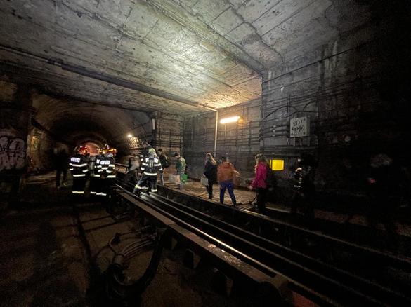 FOTO Defecțiune la un tren de metrou, între stațiile Grivița și Basarab. Călătorii, evacuați prin tunel