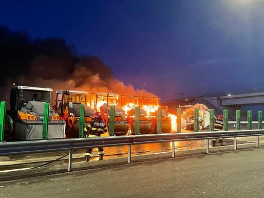 FOTO Utilaje pentru finisarea asfaltului, aflate pe șantierul Drumului Expres Craiova – Pitești, distruse într-un incendiu