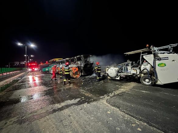 FOTO Utilaje pentru finisarea asfaltului, aflate pe șantierul Drumului Expres Craiova – Pitești, distruse într-un incendiu
