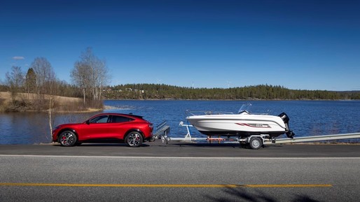 Ford Mustang Mach-E, actualizare de performanță: acum poate remorca o barcă
