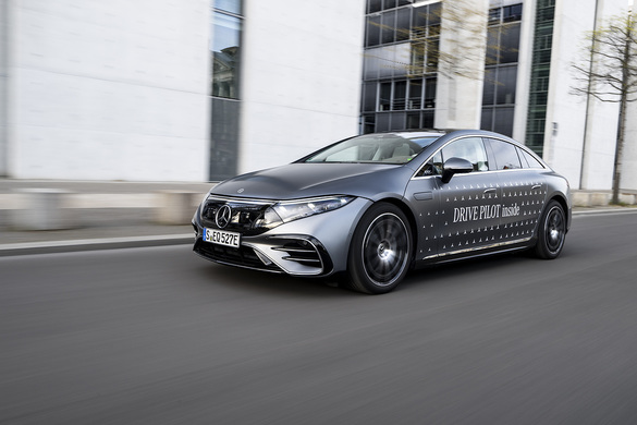 FOTO&VIDEO Mercedes-Benz lansează tehnologia Drive Pilot pe prima mașină din lume omologată oficial cu sistem de conducere autonomă