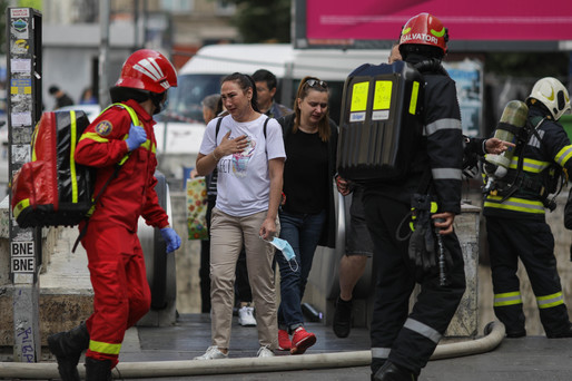 VIDEO&FOTO Incident la metrou în stația Piața Romană. Defecțiune tehnică la un tren. Degajări de fum, călătorii sunt evacuați
