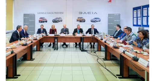 VIDEO&FOTO Premierul Ciucă s-a întâlnit la Mioveni cu șefii Renault și a testat Jogger Hybrid. „Avem proiecte uriașe la Dacia”. La companie vine un ajutor de stat
