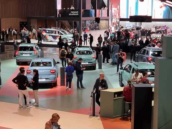 FOTO Corespondență de la Paris - Cel mai mare salon auto din Europa, dominat de mărcile franceze și de Dacia