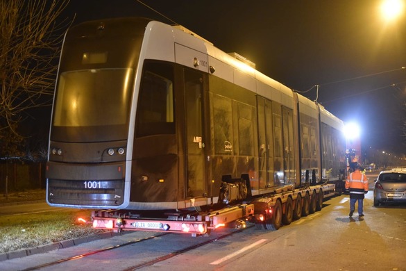 FOTO Primul tramvai modern a ajuns la Craiova. Testat cu nisip