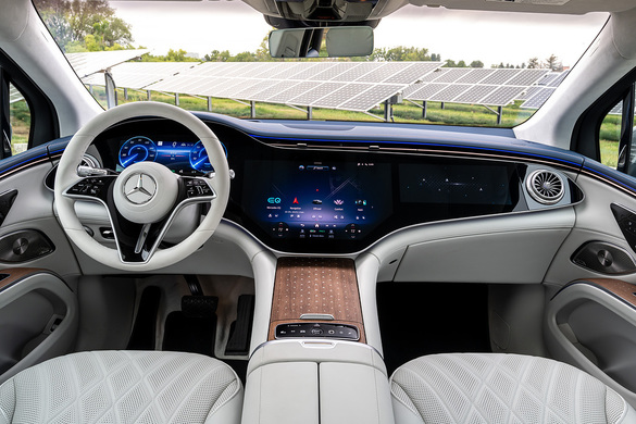 FOTO Mercedes lansează SUV-ul electric EQS pe piața din România, la un preț triplu față de Tesla Model Y